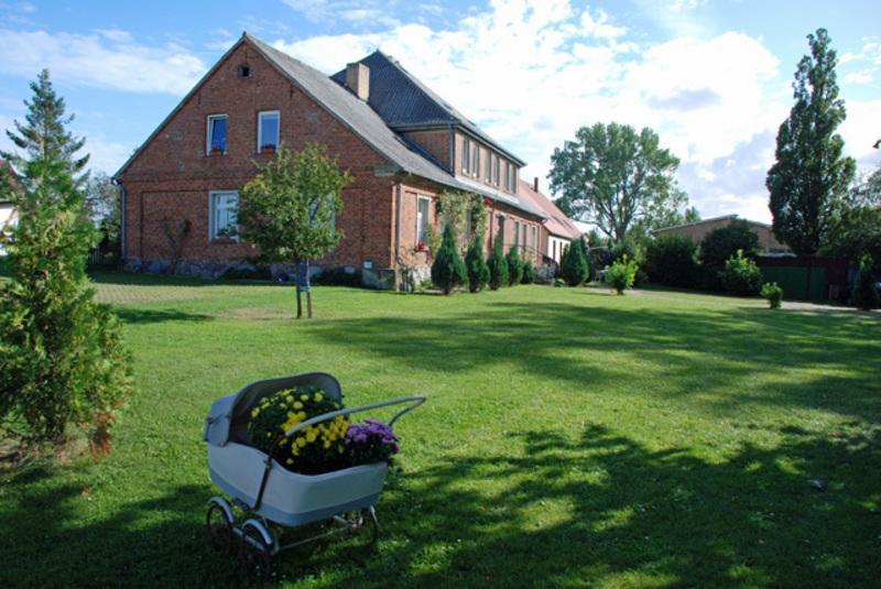 Ferienwohnungen Im Gutshaus Gnies Exterior photo